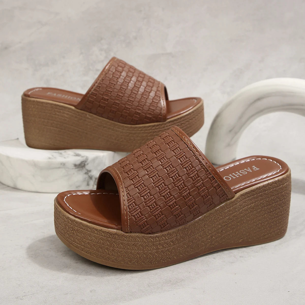 Sandales compensées tissées texturées pour femmes – Claquettes de vacances à bout ouvert et semelle épaisse